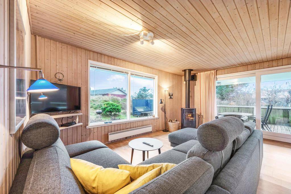 Centrally located holiday home with enclosed terrace in Bjerregård, Holmsland Klit