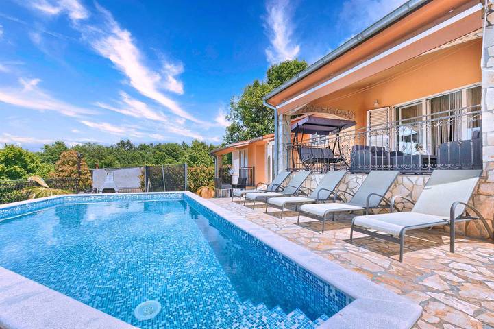 Gîte pour 10 personnes, avec piscine et jardin, adapté aux familles à Loborika - 3