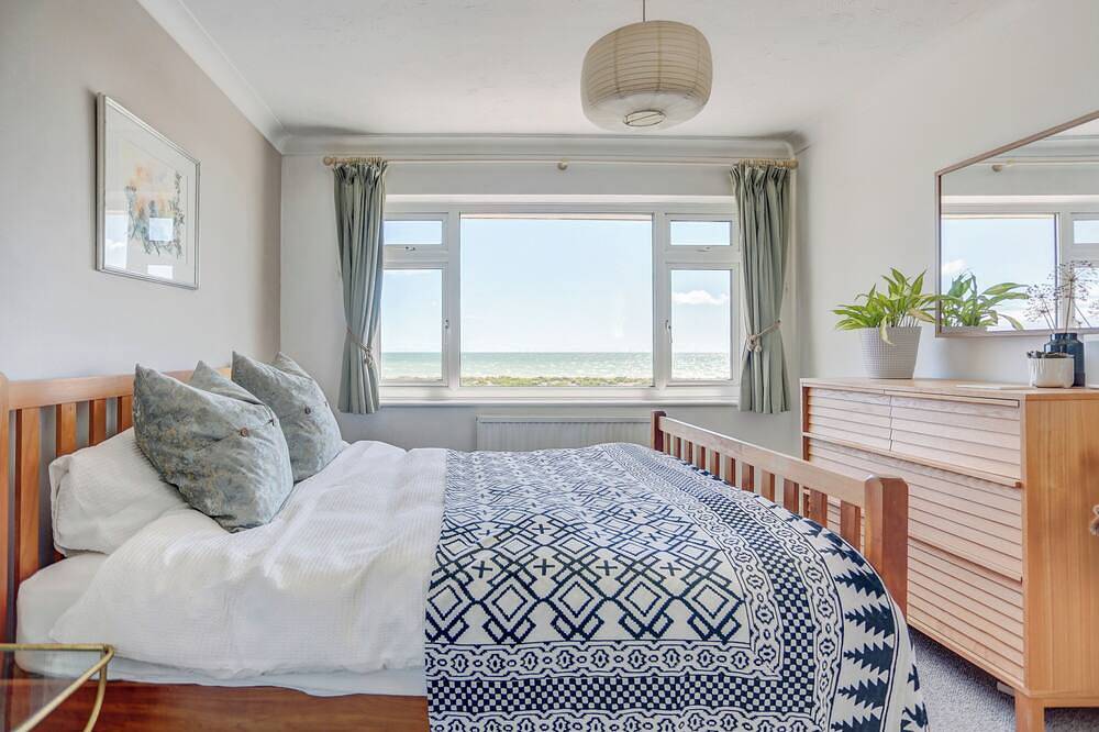 Beach House with huge deck & hot tub leading directly onto Shoreham Beach in Adur, West Sussex