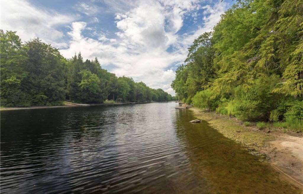 Waterfront Muskoka Cottage | Hot Tub, Fire Pit, Bbq and Canoes in Muskoka