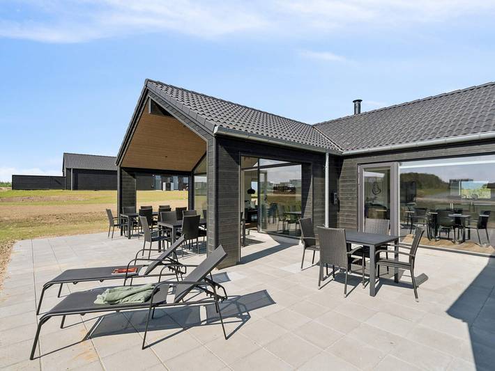 Ferienhaus für 18 Personen, mit Whirlpool und Terrasse sowie Garten und Pool in Bogense