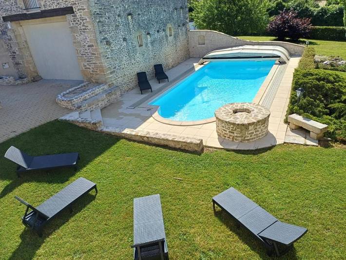 Location de vacances pour 10 personnes, avec Terrasse et Jardin ainsi que Piscine et Vue à Saint-Georges-de-Noisné