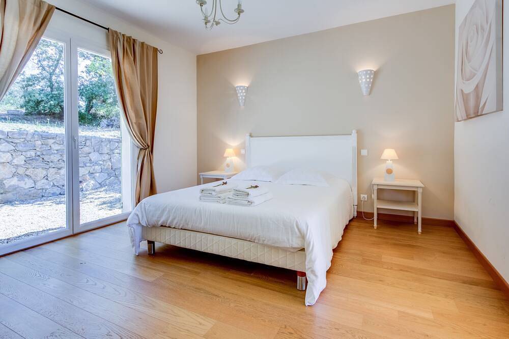 Large Villa with heated pool and stunning views set among olive trees in Callas, Draguignan region