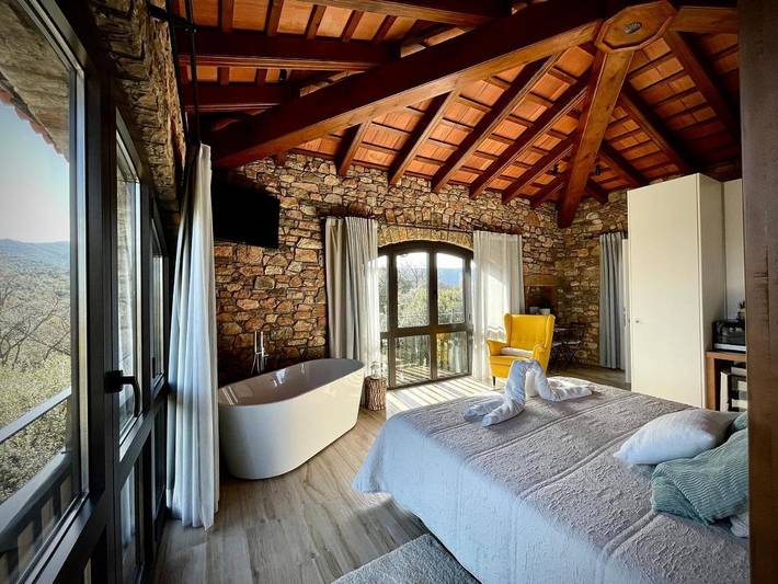 Alojamiento y desayuno para 2 personas, con Balcón y Terraza además de Jacuzzi y Jardín en Osona