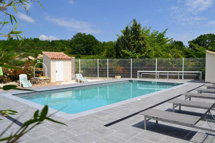 Gîte pour 6 personnes, avec piscine ainsi que vue et jardin à Saint-Dézéry