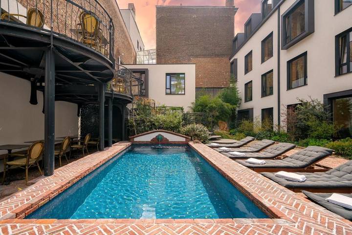 Hôtel pour 5 personnes, avec jardin ainsi que terrasse et piscine