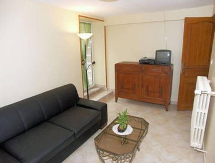 Location de vacances pour 8 personnes, avec piscine ainsi que vue et jardin, animaux acceptés à Tour-de-Faure - 4