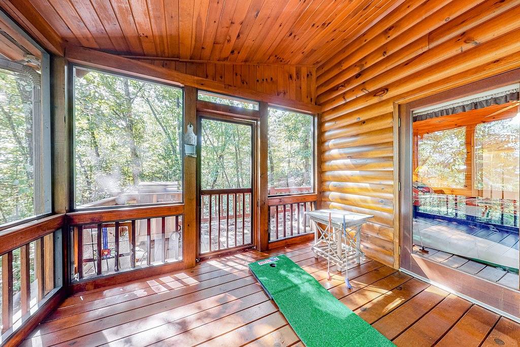 Cozy Wooded Retreat w/ Wifi, Putting Green, Foosball, Private Hot Tub & Views in Chattahoochee National Forest