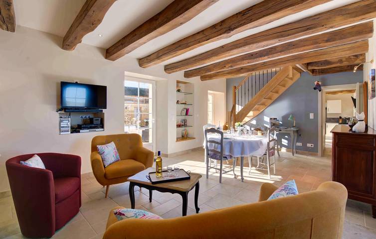 Charmant logement à 2 km d'Excideuil : appartement avec piscine, jardin et Wi-Fi in Excideuil, Périgord Vert