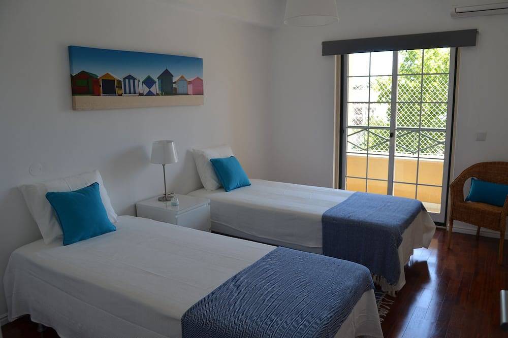 Entire apartment, New, full of light, centre of Cascais, 3 bedrooms, 3 toilets, A/C, up to 8 guests in Cascais e Estoril, Costa de Lisboa