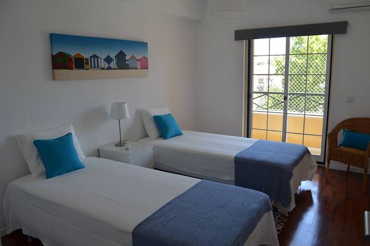Geheel appartement, Jong en vol licht, Biedt Golf, 3 slaapkamers, 3 badkamers, A / C, maximaal 8 personen in Cascais e Estoril, Costa de Lisboa