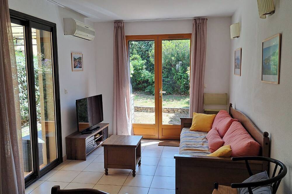 Appartement entier, Rez-de-jardin, climatisé, plage à 200m et piscine. in Losari, Belgodère