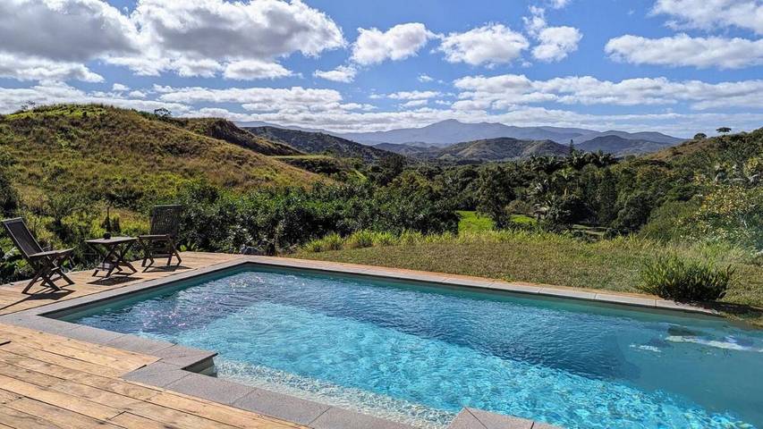 Location de vacances pour 7 personnes, avec piscine ainsi que vue et jardin à Bourail - 2