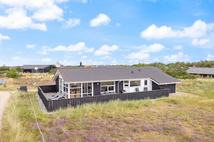 Villa for 6 personer, med terrasse og sauna samt udsigt, husdyr tilladt i Bjerregård