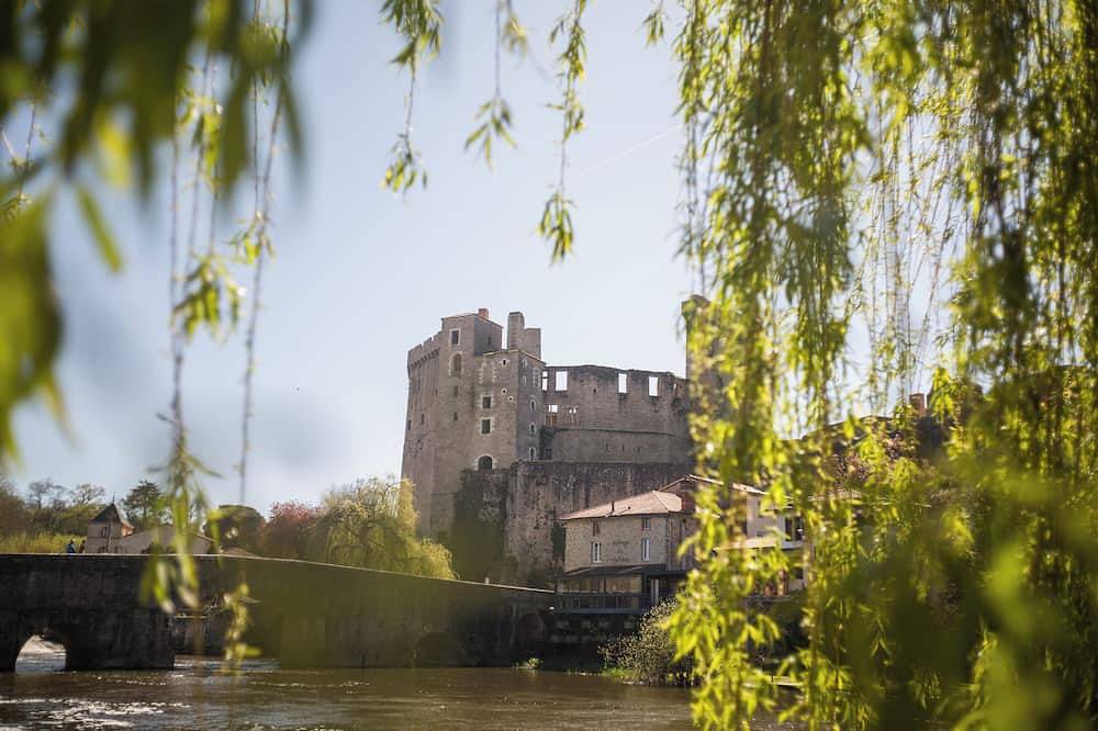 Gîte at the foot of the Château de Clisson in Clisson, Nantes region
