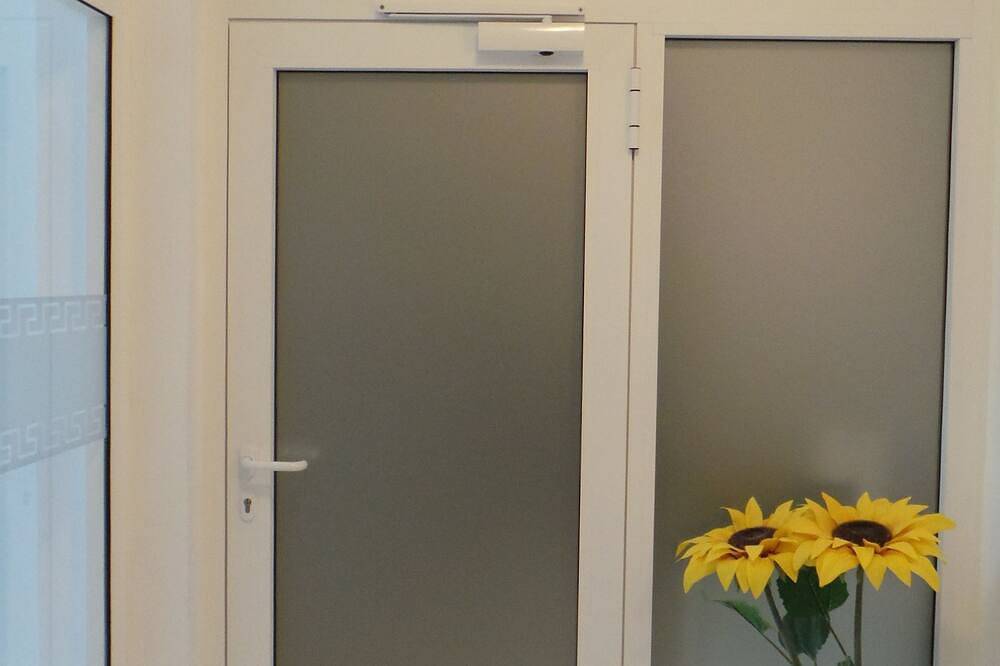 Ganze Wohnung, Ferienwohnung Top 1 für 1-3 Personen mit sonnigem Ostbalkon mit 2 Bädern, 40qm in Bad Reichenhall, Berchtesgadener Alpen