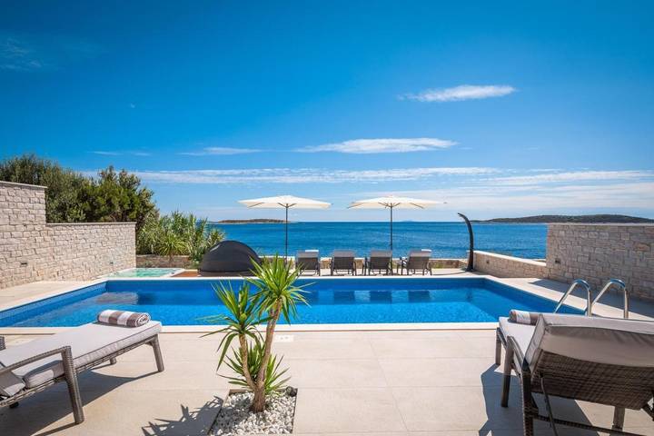 Villa für 9 Personen, mit Ausblick und Pool sowie Garten, mit Haustier auf Vis
