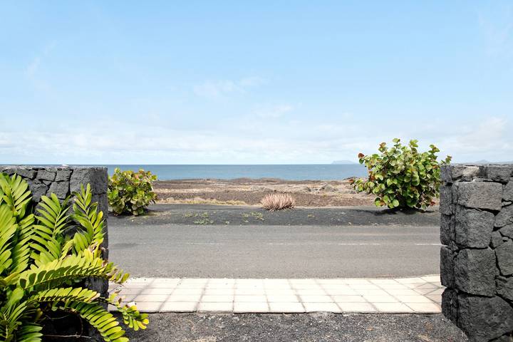 Entire apartment, Holiday Apartment 'Casa Rosi' with Private Terrace and Wi-Fi in La Santa, Tinajo