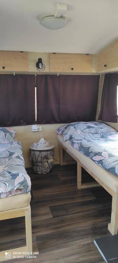 Karavan mezi vinohrady in Dolní Bojanovice, Zuid-Moravië