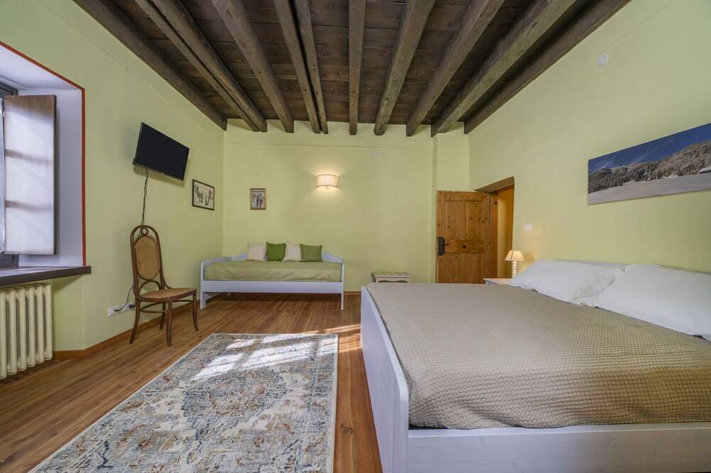 Appartement entier, Guesthost - A welcoming apartment of approximately 50 square meters, perfect for five people, located on the first floor of a historic building built in 1864 and renovated in 2025 while maintaining its historic atmosphere (No elevator).The property is lo in Tarvisio, Karnischer Hauptkamm