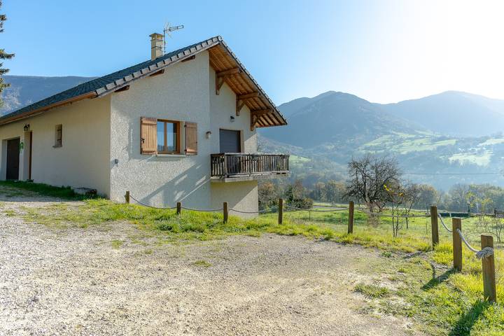 Vacation rental for 6 people, with yard in Savoie