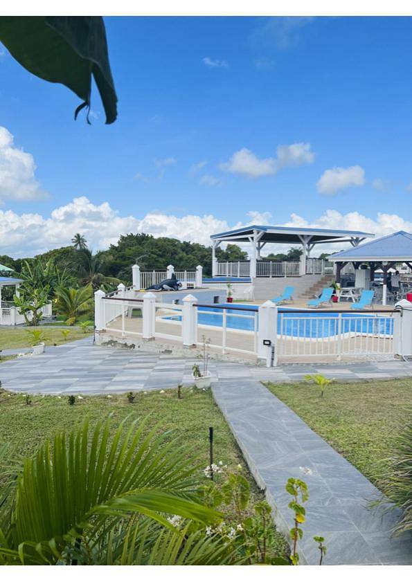 Camping pour 2 personnes, avec jardin et terrasse ainsi que piscine et vue
