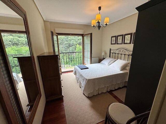 Apartamento para 3 personas, con vistas además de piscina y balcón en Potes