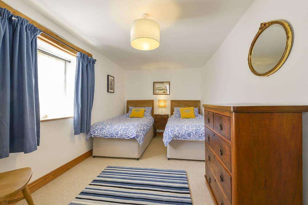 Parsonage Farm Cottage, family friendly in Newton Ferrers in Newton and Noss, South Devon