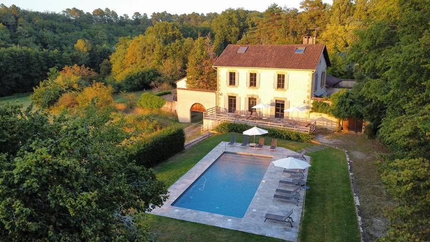 Location de vacances pour 12 personnes, avec Balcon et Terrasse ainsi que Jardin et Piscine dans Vergt-de-Biron