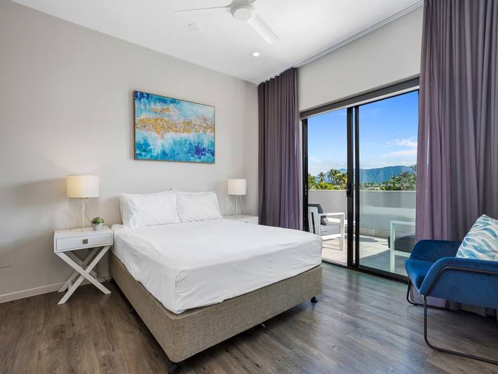 Holiday apartment for 8 people, with pool and balcony/terrace, child-friendly in Cairns