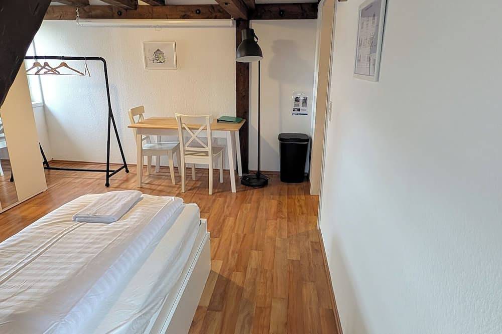 Ganze Wohnung, Zweibettzimmer im historischen Fachwerkhaus in Rottenburg, Neckar-Alb