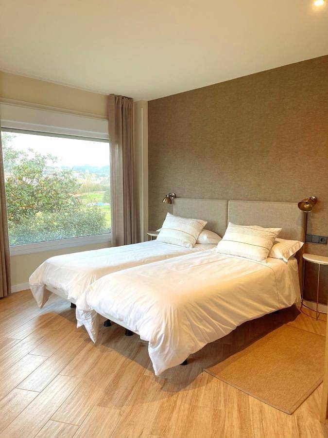 Chalet para 26 personas, con jardín además de piscina y vistas en Comarca de Santander - 3