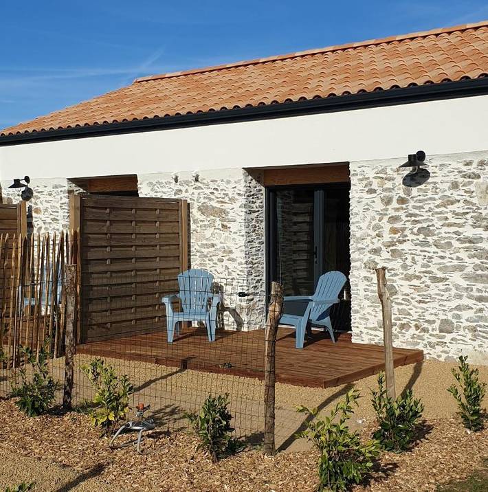 Location de vacances pour 2 personnes, avec terrasse et piscine ainsi que vue et jardin à Port-Saint-Père - 2