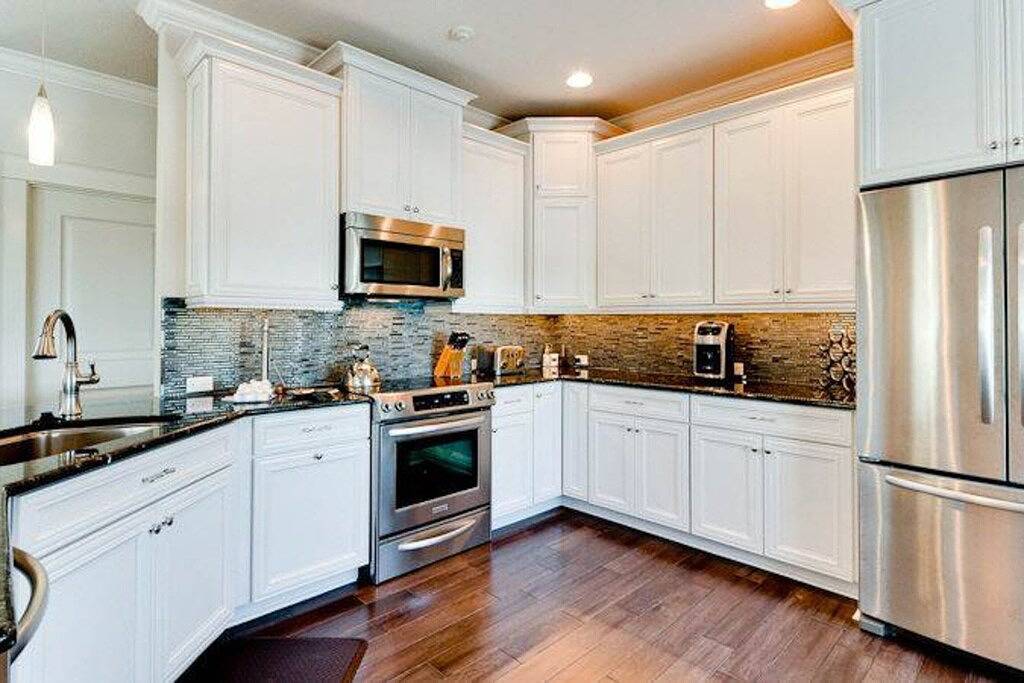 Welcoming condo close to the beach with private heated pool & Wifi in Holmes Beach, Anna Maria Island