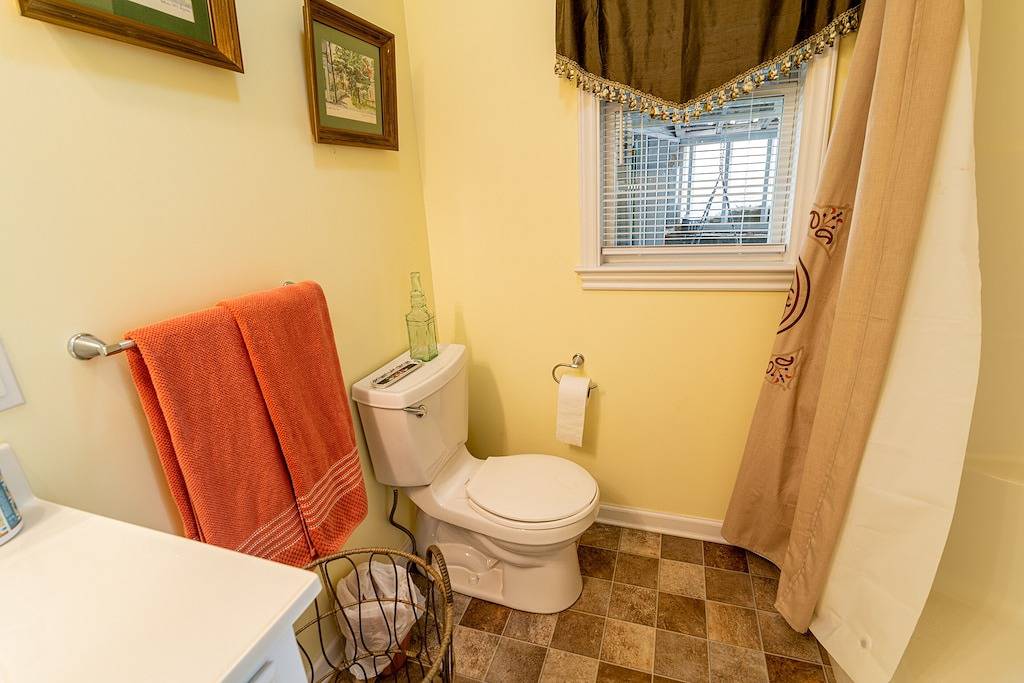 Gingerbread Hot Tub and Access to Farm Petting Zoo in Watauga Lake