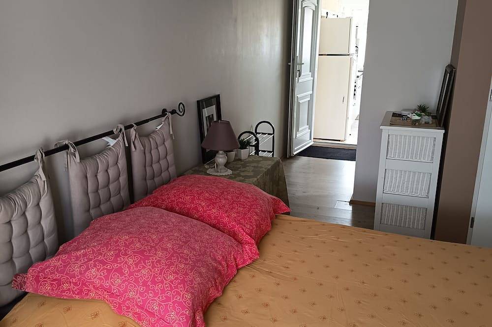 Ganze Wohnung, Renovated studio with private terrace - Bright veranda - Port-des-Barques in Port-des-Barques, Rochefort und Umgebung