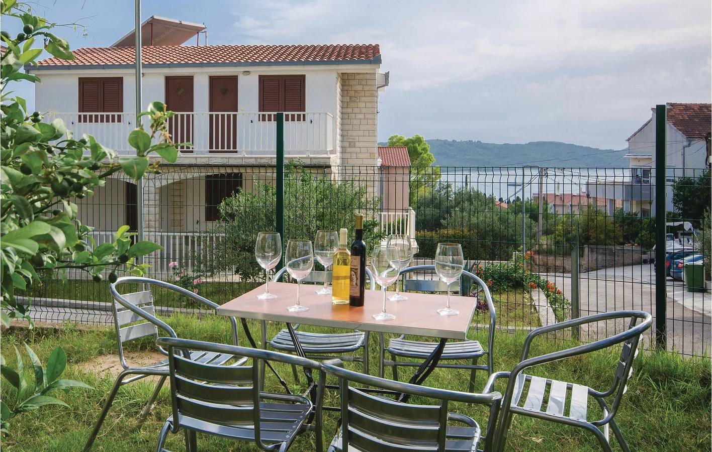 Ganze Ferienwohnung, Gemütliche Ferienwohnung mit Terrasse, Parkplatz und WLAN in der Nähe des Strandes Uvala Bočići in Okrug Gornji, Ciovo
