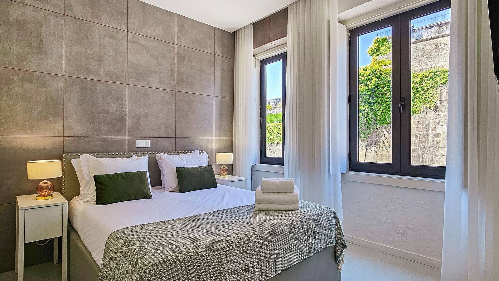 Entire apartment, Wonderful Flat in Bonfim by Lovelystay in Porto, Porto District