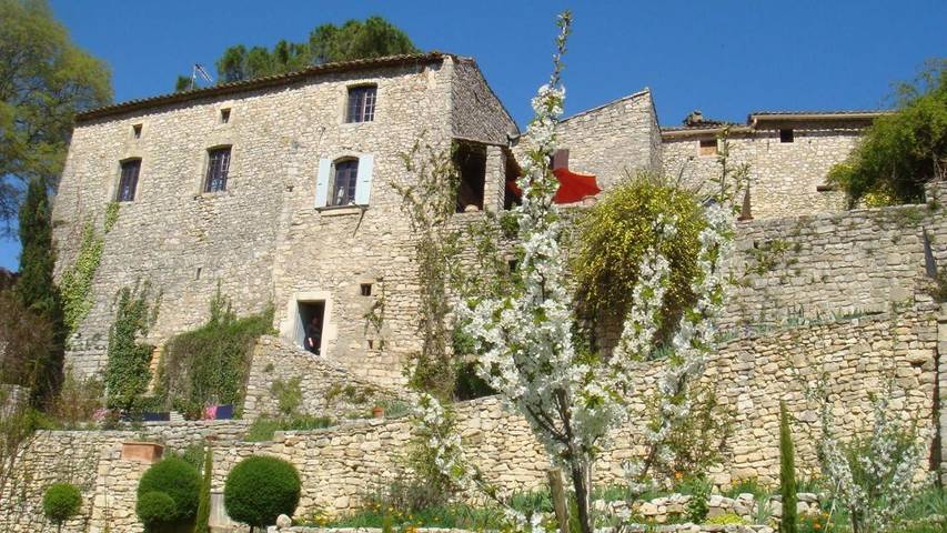 Location de vacances pour 10 personnes, avec piscine ainsi que jardin et vue à Montclus