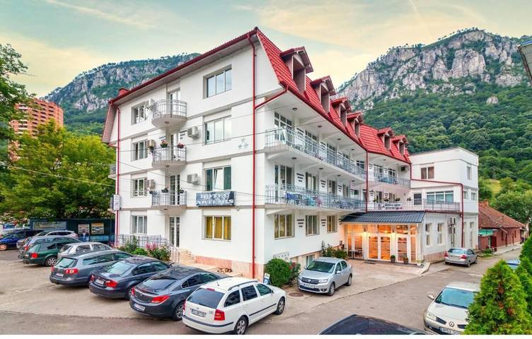 Hôtel pour 3 personnes, avec terrasse ainsi que piscine et vue