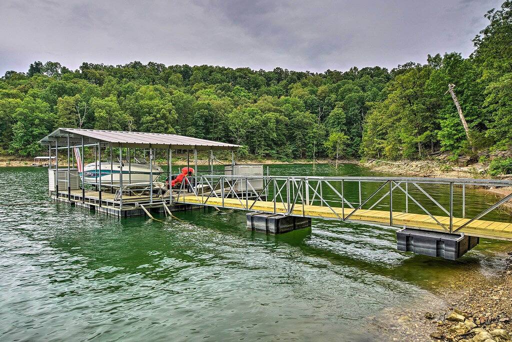 Ganze Wohnung, Beaver Lake Retreat w/ Lake Access & Fire Pit! in Beaver Lake