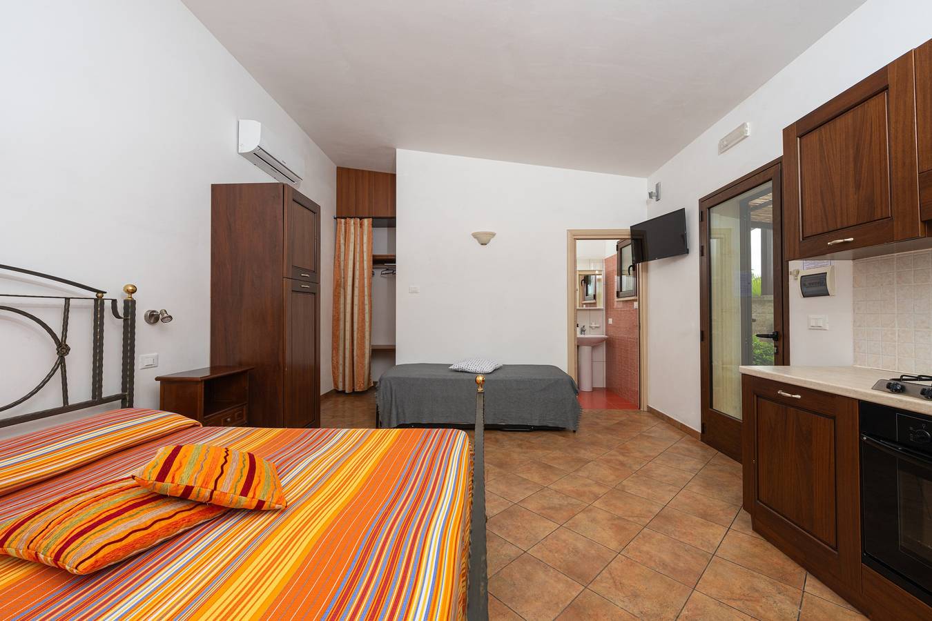 Appartamento intero, Appartamento 'C H Terra' con Terrazza Privata, Wi-Fi e Aria Condizionata in Santa Cesarea Terme, Provincia di Lecce