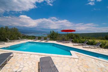 Ferienwohnung für 7 Personen, mit Terrasse und Meerblick sowie Ausblick und Pool, mit Haustier in Kroatien