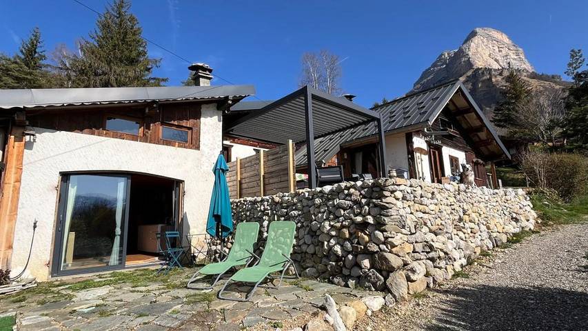 Chalet pour 2 personnes, avec vue ainsi que terrasse et jardin, animaux acceptés dans Parc naturel régional de la Chartreuse