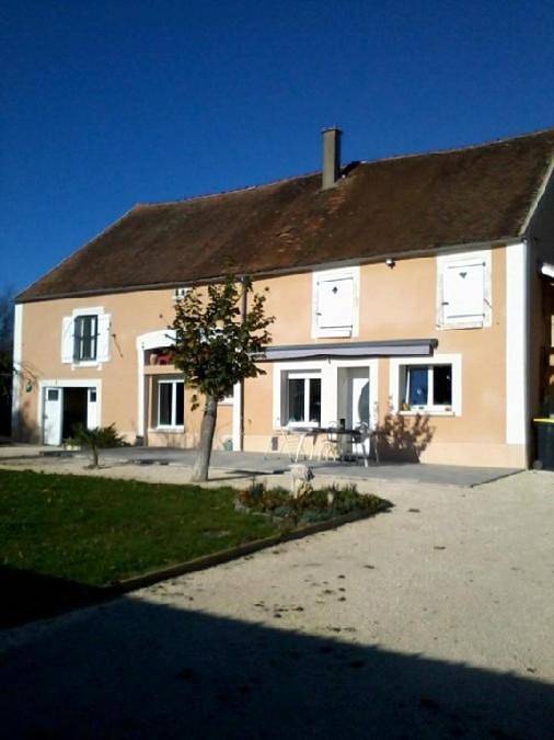 Cottage pour 2 personnes, avec terrasse ainsi que vue et jardin à Bleigny-le-Carreau