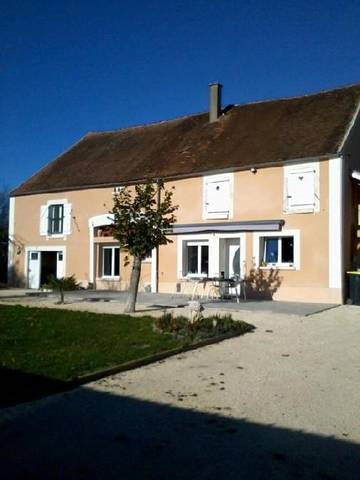 Cottage pour 2 personnes, avec vue ainsi que terrasse et jardin à Bleigny-le-Carreau
