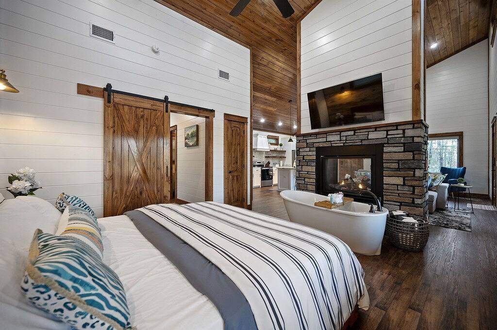 Cottage on the Pond: Hot Tub, Patio, Fishing in Broken Bow, Broken Bow Lake