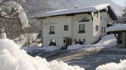 Cottage pour 4 personnes, avec vue sur le lac et terrasse ainsi que vue et jardin à Schwoich