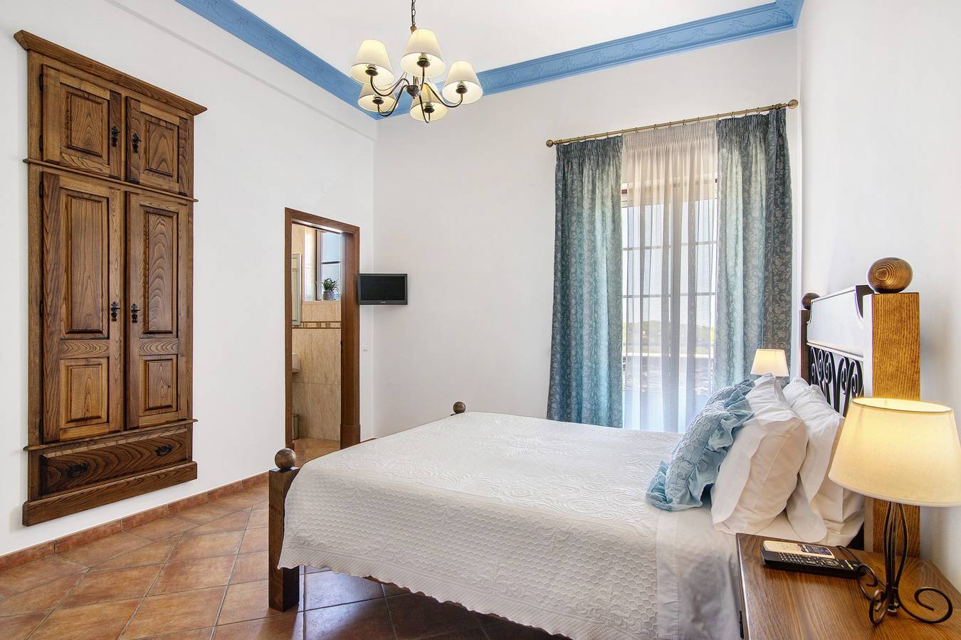 Quarto 'Quarto Azul - Vista Campo-Com Pátio' com Piscina Partilhada, Wi-Fi e Ar Condicionado in Mértola, Distrito de Beja