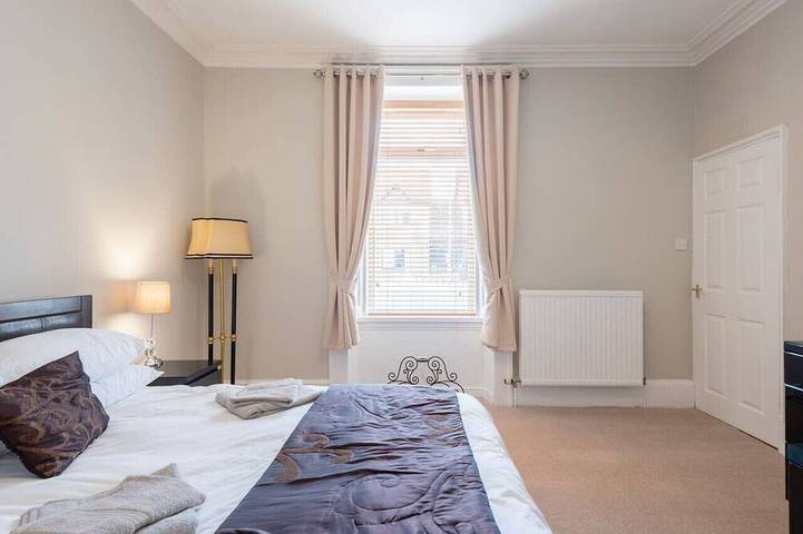 Scotston Villa - 5 bedroom house with large private back garden & hot tub in Angus